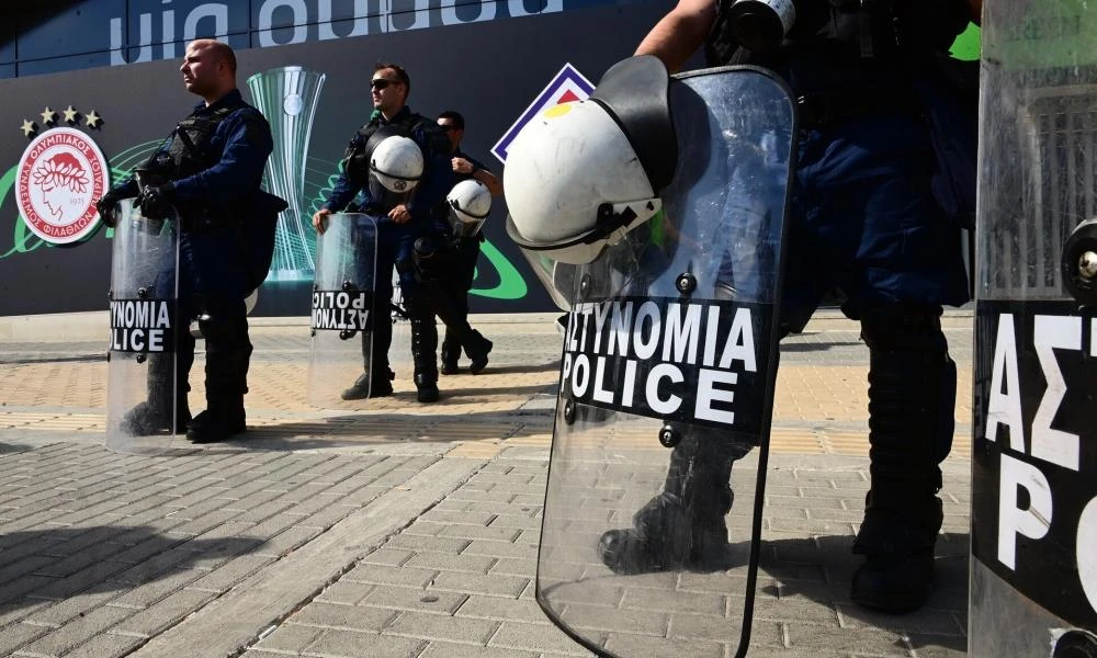 Τελικός Conference League: Προσήχθη άτομο έξω από το AEK Arena